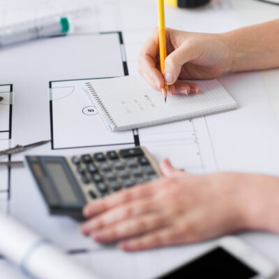 Hausmodell, Bauplan, Notizen, Taschenrechner, Hand