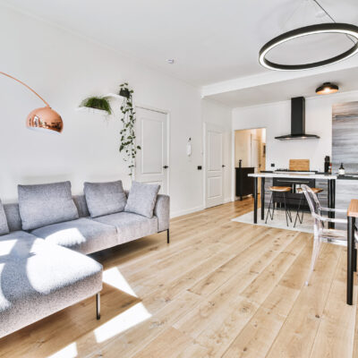 Helles, modernes Wohnzimmer mit Küche.